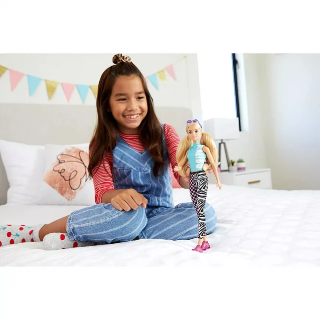 Лялька Barbie Модниця у майці Малібу та легінсах (GRB50) - 6