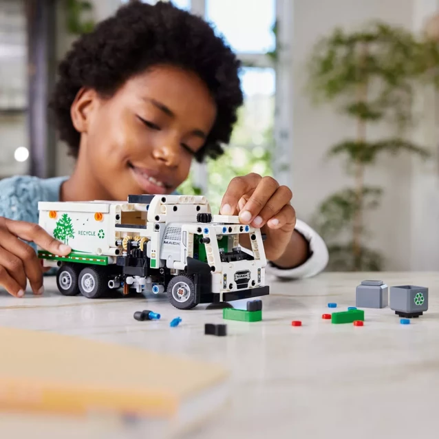 Конструктор LEGO Technic Мусоровоз Mack LR Electric (42167) - 8