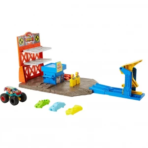 Ігровий набір Hot Wheels серії Monster Trucks Пригоди на станції (HFB12) дитяча іграшка