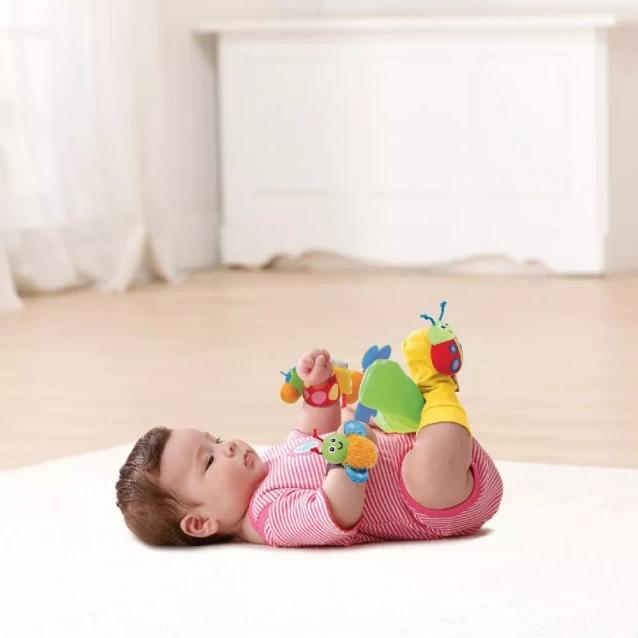 LAMAZE Набор для малышей: погремушки на запястье и носки с погремушками - 4